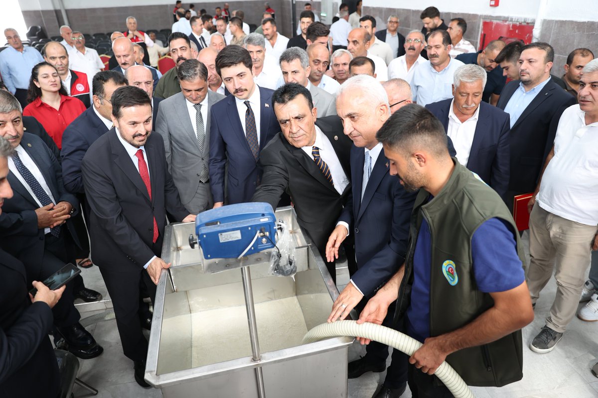 kaymakamlik1071's tweet photo. 📌 MALAZGİRT ZİRAAT ODASI SÜT TOPLAMA MERKEZİ HİZMETE AÇILDI

Valimiz Avni Çakır, Kaymakamımız Ahmed Tayyib KAHRAMAN, TKDK Başkanı Dr. Ahmet Antalyalı, Tarım ve Orman Bakanlığı Tarım Reformu Genel Müdür Yardımcısı Muhsin Yazıcı, Tarım ve Orman Bakanlığı Hayvancılık Genel Müdür Yardımcısı Bekir Yücel Tanrıkulu, TKDK Muş İl Koordinatörü Gözde Çelebi, Malazgirt Ziraat Odası Başkanı Tahsin Kılıç, muhtarlarımız, ziraat odası başkanlarımız ile il ve ilçe protokolünün katılımıyla, Malazgirt Ziraat Odası Süt Toplama Merkezi'nin açılış töreni gerçekleştirildi.

Tarım ve Kırsal Kalkınmayı Destekleme Kurumu (TKDK) tarafından %50 hibe desteğiyle desteklenen ve Malazgirt Ziraat Odası Başkanlığı tarafından hayata geçirilen merkez, günlük 30 ton süt toplama kapasitesiyle bölgedeki üreticilerimize önemli katkılar sağlayacak.

İlk sütün tanklara verilmesiyle birlikte faaliyete başlayan merkezin, süt üretiminin daha verimli hâle getirilmesine, üreticilerimizin desteklenmesine ve kırsal kalkınmanın güçlendirilmesine önemli katkılar sunması hedefleniyor.

Başta üreticilerimiz olmak üzere, Malazgirtli hemşehrilerimize ve ilçemize hayırlı olmasını diliyor, bereketli ve bol kazançlı bir üretim dönemi temenni ediyoruz.
