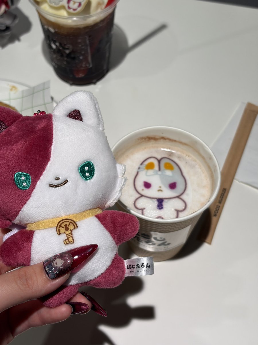 NF9ig's tweet photo. たうんのカフェ可愛すぎた💞
ひぐちさんでて流石にこれは並べました💦笑 https://t.co/iFDYhGTjol