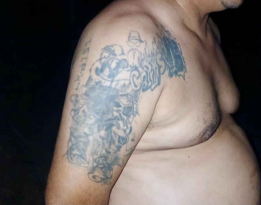 merino_monroy's tweet photo. Juan Carlos Ordóñez Miranda, alias “Tapón”, de nacionalidad hondureña, fue ubicado por la @FUERZARMADASV en Metapán, Santa Ana Norte.

Este homeboy de la pandilla 18, con función de gatillero, intentaba ocultar su pertenencia haciéndose pasar por pastor y modificando sus tatuajes.

Fue entregado a la @PNCSV.

No importa cuánto tiempo haya pasado ni cuánto intenten ocultarse; quienes pertenezcan a estructuras criminales serán encontrados y tendrán que responder ante la justicia.

#GuerraContraPandillas 🇸🇻