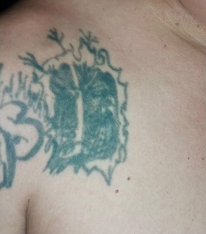 merino_monroy's tweet photo. Juan Carlos Ordóñez Miranda, alias “Tapón”, de nacionalidad hondureña, fue ubicado por la @FUERZARMADASV en Metapán, Santa Ana Norte.

Este homeboy de la pandilla 18, con función de gatillero, intentaba ocultar su pertenencia haciéndose pasar por pastor y modificando sus tatuajes.

Fue entregado a la @PNCSV.

No importa cuánto tiempo haya pasado ni cuánto intenten ocultarse; quienes pertenezcan a estructuras criminales serán encontrados y tendrán que responder ante la justicia.

#GuerraContraPandillas 🇸🇻