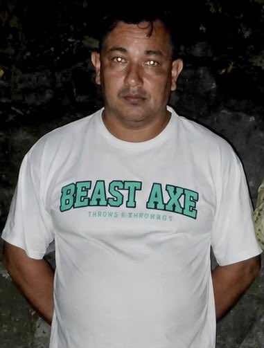merino_monroy's tweet photo. Juan Carlos Ordóñez Miranda, alias “Tapón”, de nacionalidad hondureña, fue ubicado por la @FUERZARMADASV en Metapán, Santa Ana Norte.

Este homeboy de la pandilla 18, con función de gatillero, intentaba ocultar su pertenencia haciéndose pasar por pastor y modificando sus tatuajes.

Fue entregado a la @PNCSV.

No importa cuánto tiempo haya pasado ni cuánto intenten ocultarse; quienes pertenezcan a estructuras criminales serán encontrados y tendrán que responder ante la justicia.

#GuerraContraPandillas 🇸🇻