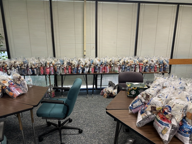 DelCityEagles's tweet photo. Thank you Del City Church of Christ for the staffulty gift bags!! #thankful #DCstrong #watchDCsoar https://t.co/BwSJbfSMSa