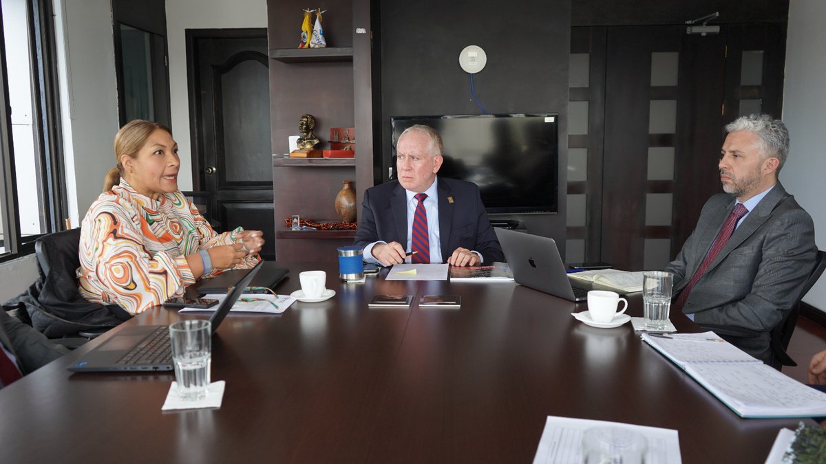DEFENSORIAEC's tweet photo. 🤝El Dr. César Córdova Valverde, defensor del Pueblo (e), mantuvo una reunión de trabajo con representantes de Human Rights Watch @hrw_espanol para fortalecer el diálogo y el intercambio de información sobre la situación de los #DerechosHumanos en el país. https://t.co/ccHJTRjC8L