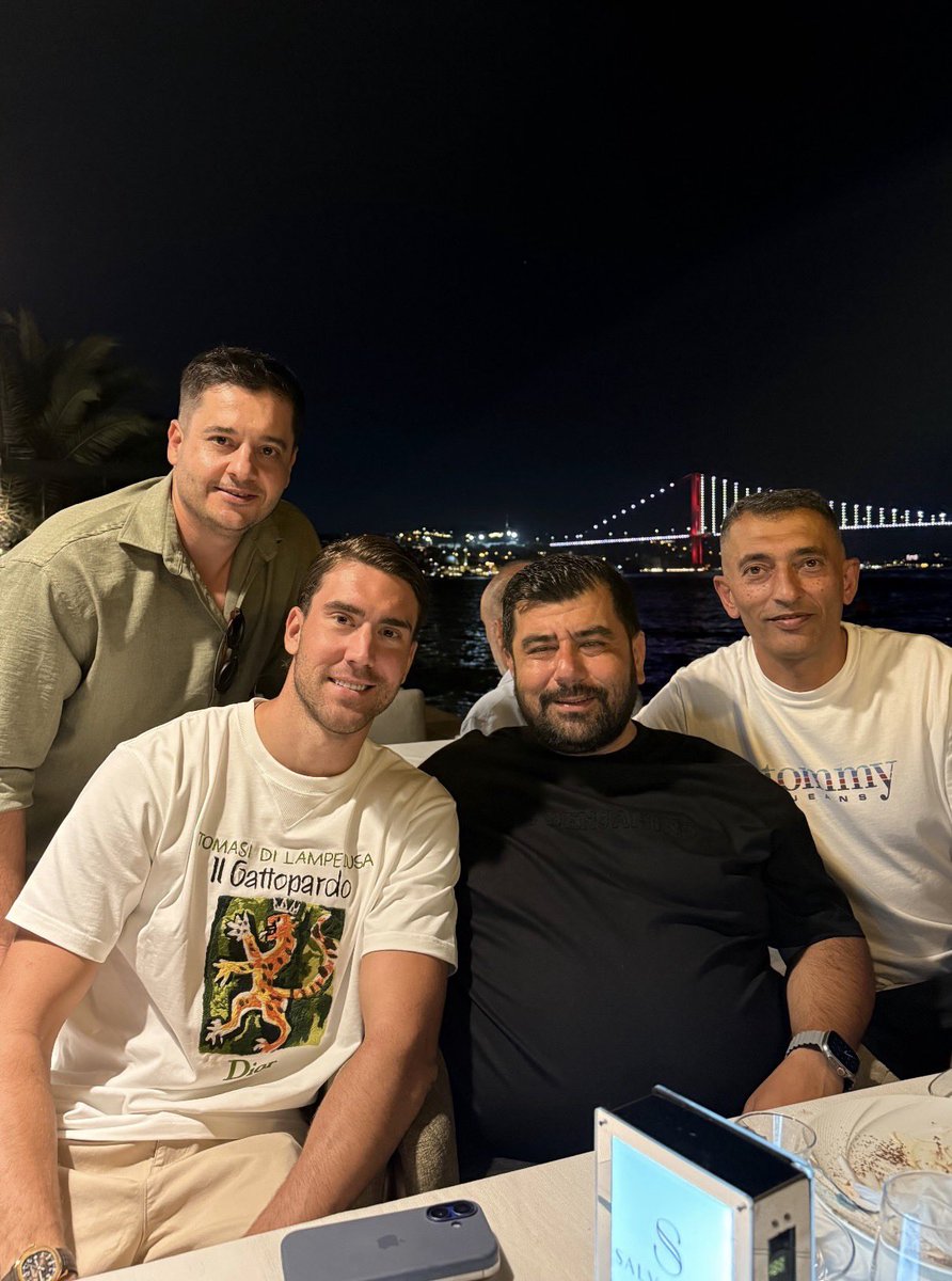 myseriousway's tweet photo. vlahovicin adaptasyon soka uğratıyor ya sen senelerin cemo abisiyle 1 haftada ne ara şu hale geldin arkadaş https://t.co/IVsDxM3rYa