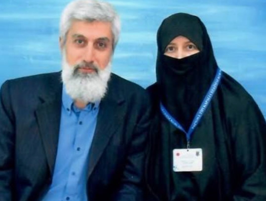 sarseven's tweet photo. Alparslan Kuytul’un eşi Semra Kuytul:

"Hocamız rüyasında Hz İsa'yı gördü. Hz İsa gelmiş diyorlar, hocamızı birisi alıp oraya götürüyor.

Herkes ayağa kalkıyor hocamız gelince. Diyorlar ki senin İsa'nın yanında değerin var.

Hocamız çok kıymetlidir. Allah onu bu dinin muzafferiyeti için yaratmıştır. O vasıfları vermiş beli yani"

Rüyalar gerçek olsa😁😁