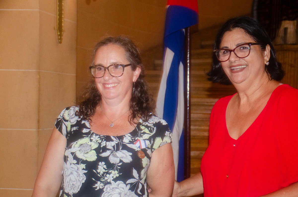 siempreconcuba's tweet photo. 🇨🇺 El Consejo de Estado de la República de Cuba, a propuesta del Instituto Cubano de Amistad con los Pueblos otorga la Medalla de la Amistad a Helen Yaffe, reconociendo su apoyo al fortalecimiento y profundización de los vínculos con nuestro pueblo. https://t.co/OFFmT378lB