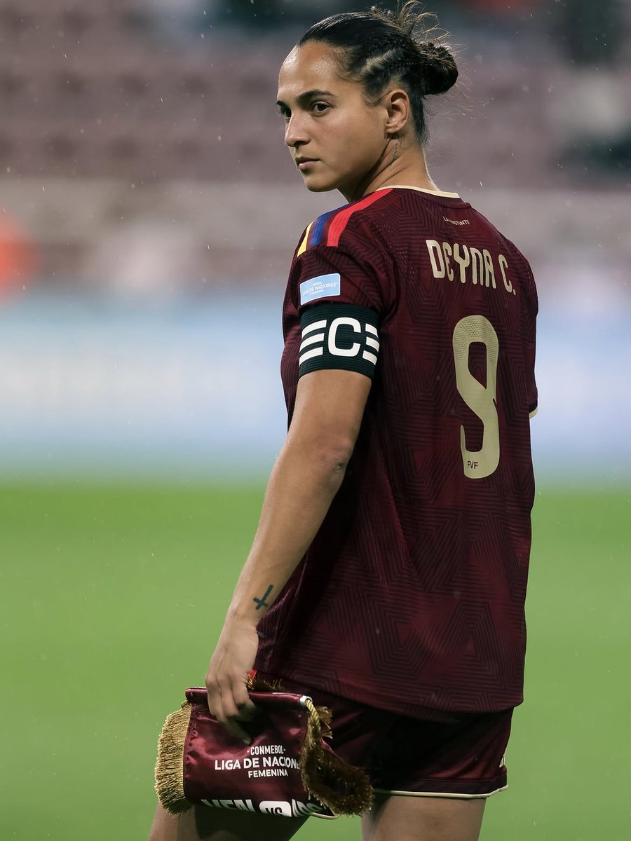 mundopelotanet's tweet photo. 👀🇻🇪 El dardo de Deyna Castellanos a los dirigentes en Venezuela por la falta de apoyo fútbol femenino:

"Venezuela está muy lejos, no tenemos una estructura. Para mí, una de las motivaciones de clasificar al Mundial es poder dar un golpe sobre la mesa y decir 'sin ustedes y sin una estructura, hemos hecho esto. ¿Cómo ustedes ahora nos pueden ayudar a que siga saliendo talento de Venezuela?'.

Hay mucho talento en Venezuela, pero cómo hacer para que lo mantengan, para que lo trabajen, para que muestren su mejor versión. Estamos a años luz de lo que se ha construido en México, Estados Unidos, Italia... Siendo ligas relativamente jóvenes, que no tienen ni 20 años.

Hay que tomar ejemplo, incluso en la liga colombiana, que ha sabido mantener un gran nivel a nivel sudamericano y a nivel mundial, siendo un país vecino".

Vía @eldiariony