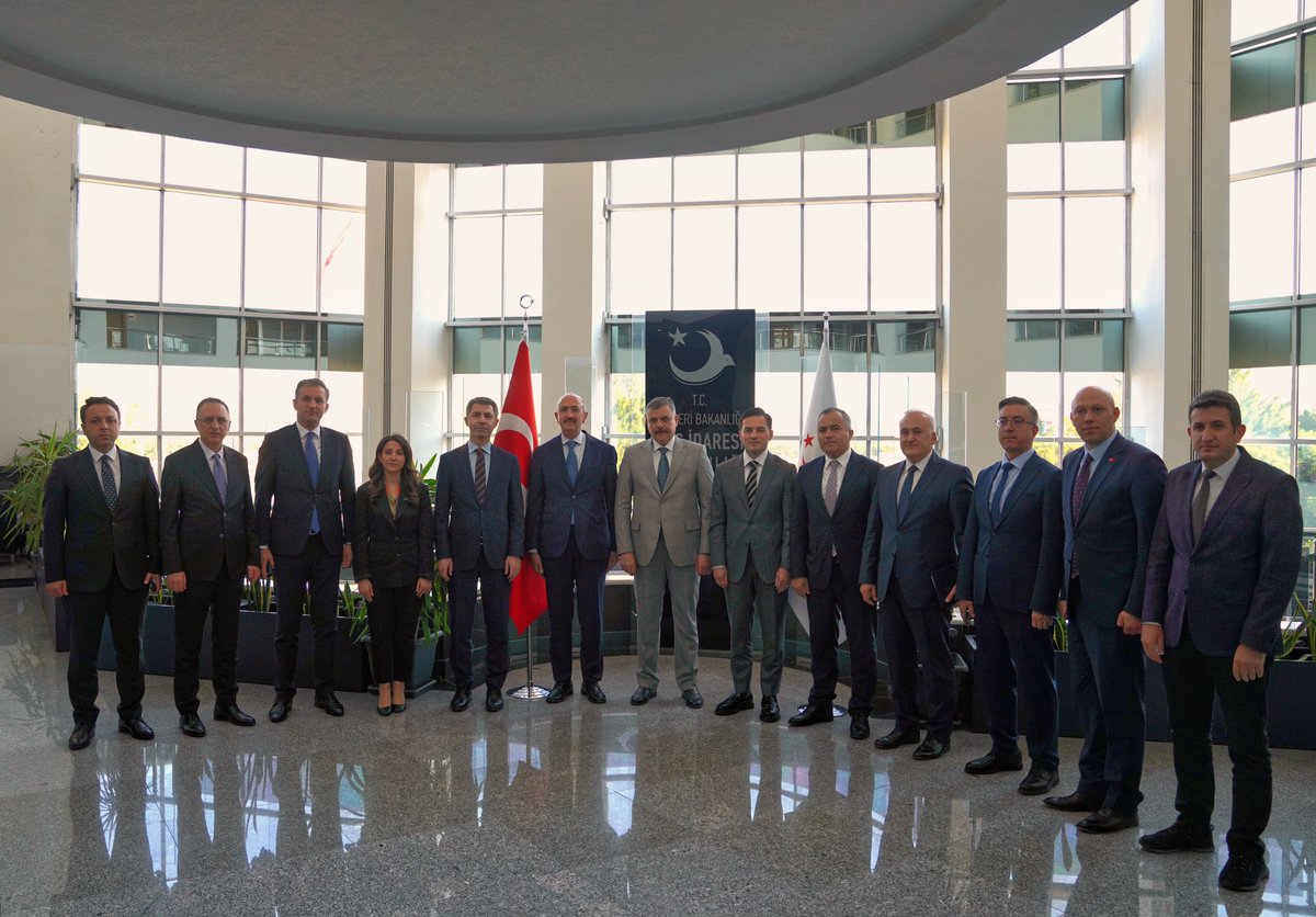 Gocidaresi's tweet photo. İçişleri Bakanımız Sayın Mustafa Çiftçi, Göç İdaresi Başkanlığımızı ziyaret etti.

Ziyarette Sayın Bakanımız;  Bakan Yardımcımız Sayın Mehmet Cangir, Göç İdaresi Başkanımız Sayın Muhammet Selami Yazıcı, Başkan Yardımcılarımız ve birim amirlerimiz tarafından karşılandı.

Başkanlığımızın yürüttüğü faaliyetler ile göç yönetimi alanındaki çalışmalar hakkında bilgilendirilen Sayın Bakanımız, yürütülen çalışmalara ilişkin değerlendirmelerde bulundu.

Nazik ziyaretleri ve teşkilatımıza verdikleri desteklerden dolayı İçişleri Bakanımız Sayın Mustafa Çiftçi’ye saygılarımızı arz ederiz.

@TC_icisleri
@mustafaciftcitr 
@mehmetcangirtr 
@mselamiyazici