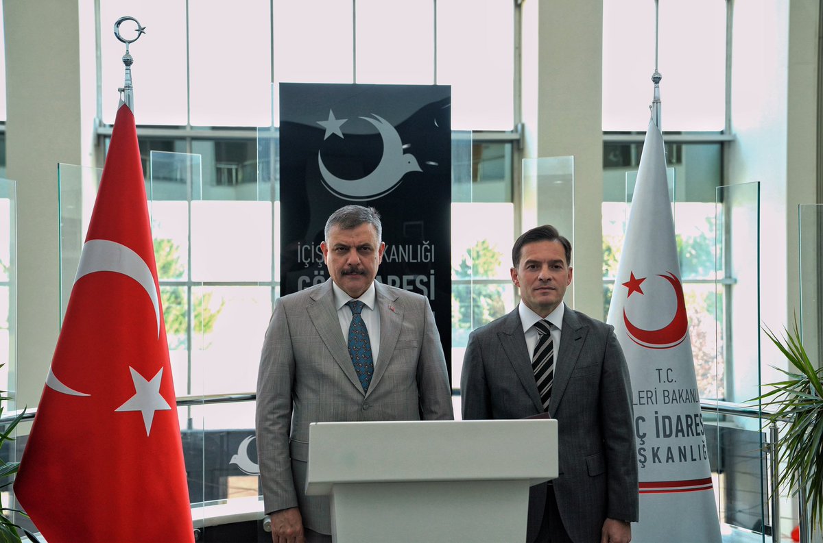 Gocidaresi's tweet photo. İçişleri Bakanımız Sayın Mustafa Çiftçi, Göç İdaresi Başkanlığımızı ziyaret etti.

Ziyarette Sayın Bakanımız;  Bakan Yardımcımız Sayın Mehmet Cangir, Göç İdaresi Başkanımız Sayın Muhammet Selami Yazıcı, Başkan Yardımcılarımız ve birim amirlerimiz tarafından karşılandı.

Başkanlığımızın yürüttüğü faaliyetler ile göç yönetimi alanındaki çalışmalar hakkında bilgilendirilen Sayın Bakanımız, yürütülen çalışmalara ilişkin değerlendirmelerde bulundu.

Nazik ziyaretleri ve teşkilatımıza verdikleri desteklerden dolayı İçişleri Bakanımız Sayın Mustafa Çiftçi’ye saygılarımızı arz ederiz.

@TC_icisleri
@mustafaciftcitr 
@mehmetcangirtr 
@mselamiyazici