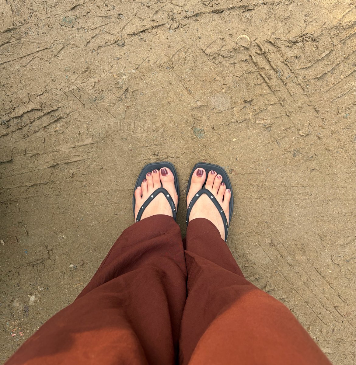 riyu444's tweet photo. there shouldn’t be a single speck of mud left on my feet yk exactly what to do get them perfectly clean 

Findom indianfindom https://t.co/Xxjn73Rg62