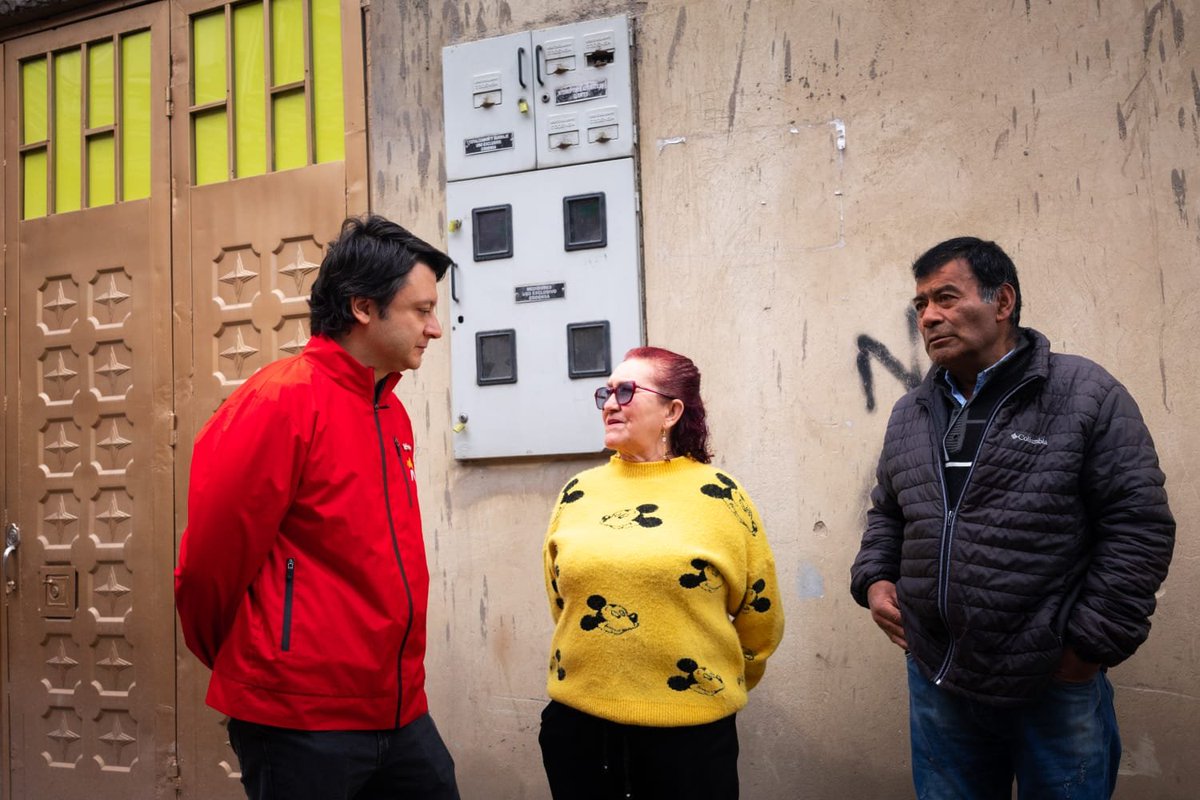 cfreyes's tweet photo. Después de más de 20 años de incertidumbre, hoy Brisas del Tintal comienza a escribir una nueva historia.

Estuvimos en Bosa, en #GabineteAlBarrio, escuchando a la comunidad y llevando una noticia que abre un camino de certeza para decenas de familias: RenoBo transfirió el Lote 1 – El Porvenir a la Caja de la Vivienda Popular para avanzar en la titulación de las viviendas que cumplan los requisitos de ley.

Es un paso concreto hacia la seguridad jurídica y la dignidad habitacional. Y también un compromiso con el futuro del sector: las áreas que no puedan titularse podrán convertirse en zonas de cesión y espacio público.

Cuando trabajamos en equipo y escuchamos a la comunidad, las soluciones sí llegan.

#AquíSíPasa 🏠🤝 @CVPBogota @fernandezjca @habitatbogota @vvbernal @CarlosFGalan @Bogota @RenoBo_Bogota