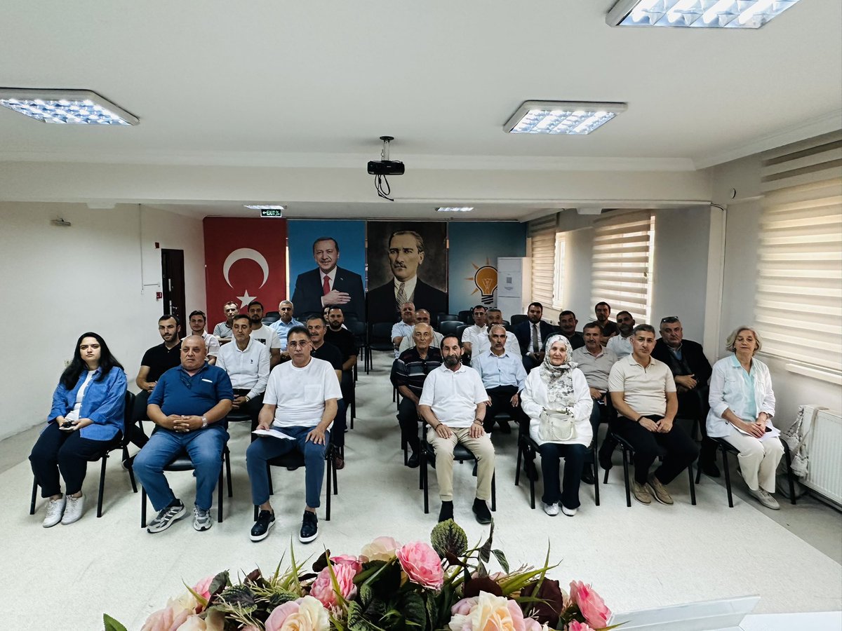Fatih__Bildik's tweet photo. Haftalık Olağan İlçe Yönetim Kurulu Toplantımızı, İl Koordinatörlerimiz Sn. @sahinsahin06 ve Yönetim Kurulu Üyelerimizin katılımlarıyla gerçekleştirdik.

#KalbimizAltındağ 

@RTErdogan 
@hakanhanozcan https://t.co/jInDEunbEN