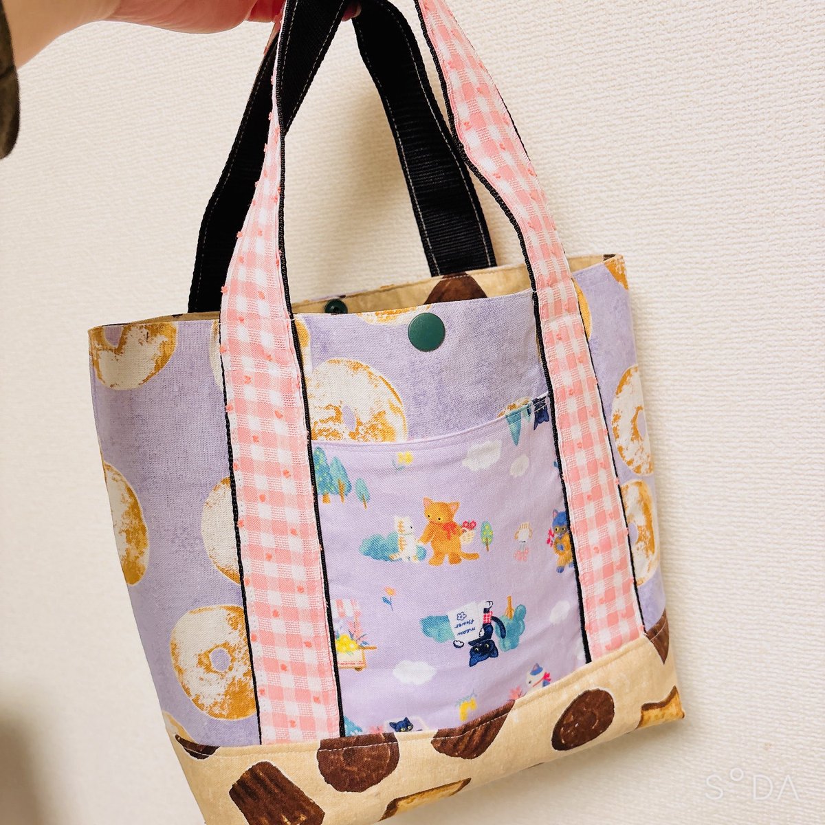 yurari_step's tweet photo. 先日購入した童話のワッペンの中に【ヘンゼルとグレーテル】があったので、甘いお菓子のバッグを作った。

ゆっくり丁寧を心がけたものの、どうなんだろう。かわいいし丈夫だと思う。ちゃんと見れば粗はあるし、内ポケットもう一つつければよかったなとか。反省を次に活かしたい。 https://t.co/ZrQ0eGIdk9