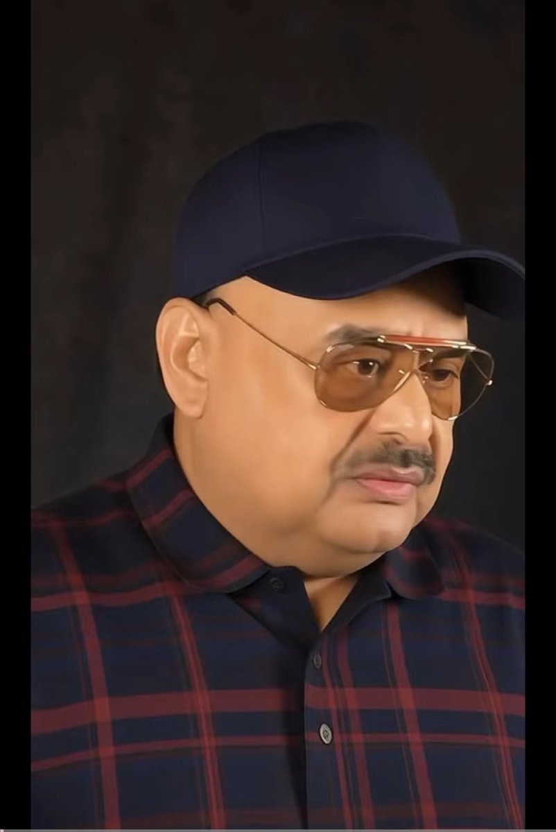 AltafHussain_90's tweet photo. بدقسمتی سے پاکستان آزاد نہیں ہے بلکہ کرائے پرچل رہاہے، اس کاخرچہ، امریکہ، آئی ایم ایف، ورلڈبینک اورمغربی ممالک کی امداداورقرضوں پر چل رہاہے، ملک چلانے کےلئے ایک پیسہ اعلانیہ دیاجاتاہے اور دوسرا غیراعلانیہ اورانڈر ٹیبل دیا جاتا ہے۔ عالمی سامراجی قوتیں جس طرح پہلے طاقتور اور بااثرتھیں،آج بھی ویسے ہی ہیں، وہ اپنے مفادات کے حصول کے لئے اپنے ممالک کے عوام کارخ جس طرح چاہیں موڑدیتے ہیں اور ہم ان سازشوں کا شکارہوجاتے ہیں جیسے ہندوستان کی تقسیم کے وقت ہندوستان کے عوام ان سازشوں کاشکارہوگئے۔
قائداعظم محمد علی جناح کوانگریزوں نے جھوٹ اورمکروفریب کے ذریع�� اپنے جال میں پھنسایا اورپھر اپنے طے شدہ منصوبے کے تحت ہندوستان میں ایسے حالات پیدا کردیے کہ ہندو اورمسلم تقسیم کی جاسکے۔ اس تقسیم کیلئے انہیں ہندوستان میں فسادات اورخون خرابےکی ضرورت تھی توپھرحالات کو قابو میں رکھنے کیلئےصلح جوئی اوربات چیت کی کوئی ضرورت ہی نہیں تھی۔ 
ہندوستان کی تقسیم کی سازش کی تکمیل کیلئے ایک طرف دوقومی نظریہ پیش کیاگیا کہ ہندواورمسلمان الگ الگ ہیں، اب ایک ساتھ نہیں رہ سکتے۔اسی سازش کے تحت ہندوستان میں ہندو مسلم فسادات کرائے گئے اورلوگوں کے مذہبی جذبات بھڑکانے کیلئے مسجد کے دروازے کے آگے سور اورمندرکے دروازے کے آگے گائے کاٹ کرڈال دی جاتی تاکہ مسلمانوں اورہندوؤں کے مذہبی جذبات کو بھڑکاکر انہیں مشتعل کیاجاسکے حالانکہ یہ عمل نہ مسلمان کیاکرتے تھے اورنہ ہی ہندو کیاکرتےتھے۔ قائداعظم کو فسادات اورکشت وخون کی تصاویر اور خبریں دکھائی جاتی تھیں جنہیں دیکھ کر قائداعظم محمد علی جناح انگریزوں کے اس مؤقف پر قائل ہوگئےکہ ہندو اور مسلم اب ایک ساتھ نہیں رہ سکتے لہٰذا ہندوستان کی تقسیم ناگزیر ہے۔
 انگریزوں کو ہندوستان میں ایک ایسے خطے کی ضرورت تھی جو انگریزوں کے ہندوستان سے چلے جانے کے بعد بھی سلطنت برطانیہ کے مفادات کیلئے کام کرتارہے اور وہاں انگریزوں کے وفاداروں کاکنٹرول ہو۔ 
1914ء میں پہلی جنگ عظیم،1919ء میں سانحہ جلیانوالہ باغ اور1939ء میں دوسری جنگ عظیم میں موجودہ پاکستان کے صوبہ پنجاب اور خیبر پختونخوا کے لوگ برطانوی فوج میں شامل تھے اورسلطنت برطانیہ کے وفاداروں میں سرفہرست تھے، انگریزوں نے تقسیم ہند کاٹھیکہ انہی فوجیوں کو دیاتھاجبکہ قائداعظم کو انگریزوں نے محض ڈھال بناکررکھاتاکہ دنیاکو دکھایا جاسکےکہ قائداعظم مسلمانوں کےرہنما ہیں۔ہندوستان کی تقسیم انگریزوں کے سازشی منصوبے کاحصہ تھا، انگریزوں نے ہی ہندوستان میں ہندواورمسلم کی تفریق پیدا کی اورانگریزوں نے ہی 1885ء میں آل انڈین نیشنل کانگریس اور1906ء میں آل انڈیا مسلم ل��گ بنوائی تھی جس کااحساس آل انڈین نیشنل کانگریس کے رہنماؤں کو نہیں تھا جبکہ مسلم لیگ کے رہنماؤں کو ہندوستان کی تقسیم کی سازش سے کوئی غرض نہیں تھی اوروہ انگریزوں سے وفاداری کاحلف اٹھاچکے تھے۔ 
متحدہ ہندوستان کے سب سے بڑے مبلغ کرم چند گاندھی ہندوستان کی تقسیم کے سخت خلاف تھے،انہوں نے ہندوستان کو متحد رکھنے کیلئے اپنی پوری زندگی وقف کردی تھی اور ہندوستان کی تقسیم کیلئے انگریزوں کی کسی بھی دلیل کو م��ننے کیلئےتیارنہیں تھے لہٰذا انگریز انہیں اپنی سازشوں کا شکارنہیں بناسکے۔ جب ہندوستان میں ہندومسلم فسادات اپنے عروج پر پہنچے تو ان فسادات کورکوانے کیلئےکرم چند گاندھی نے تادم مرگ بھوک ہڑتال کی اورمطالبہ کیا کہ ہندو مسلم فسادات بند کیے جائیں۔کرم چند گاندھی کی یہ سوچ دیکھ کرہی انگریزوں نے آل انڈین نیشنل کانگریس کی تشکیل کی اور اس کے پہلے بانی ایک انگریز ریٹائرڈ سول سرونٹ Allan Octavian تھے۔ کانگریس کے رہنماء یہ راز نہیں سمجھ سکے کہ آخر ایک برطانوی سول سرونٹ Allan Octavian کو کیاضرورت تھی کہ وہ ہندوستان کی آزادی کے لئے کوئی جماعت تشکیل دیں اورانگریزوں کے خلاف آزادی کی تحریک چلائیں۔انگریزوں نے ہندوستان کی تقسیم کے منصوبے کے تحت ایک طرف قائداعظم محمدعلی جناح کو مسلمانوں کولیڈر اور دوسری طرف جواہر لال نہرو کو ہندوؤں کارہنمابنایا۔انگریزوں کے منصوبے کے تحت ہندوستان تقسیم ہوگیا اور قائداعظم محمد علی جناح پاکستان کے پہلے گورنر جنرل کے منصب پر فائز ہوئے۔لیکن قائداعظم محمدعلی جناح کو آزادی کے فوری بعد اندازہ ہوگیاتھا کہ تقسیم کے پیچھے اصل مقاصد کیاہیں۔ وہ ایک جمہوریت پسند تھے اورپاکستان کوایک حقیقی معنوں میں جمہوری ممالک بناناچاہتے تھے جہاں رہنے والے تمام شہری��ں کومساوی حقوق میسرہوں اورفوج اور تمام ادارے اپنااپناکام کریں۔ 14جون 1948ء کوگورنرجنرل کی حیثیت سے کوئٹہ اسٹاف کالج میں فوج کے افسران سے خطاب کے دوران قائداعظم محمدعلی جناح نے واضح اوردوٹوک الفاظ میں کہاکہ ”فوج کاکام صرف سرحدوں کادفاع کرناہے، حکومتی معاملات سے فوج کاکوئی لینادینا نہیں ہے“