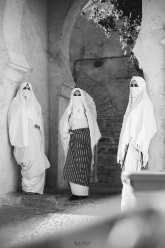ALfalehaaa's tweet photo. الحايك هو الجلباب الأبيض الذي كان سائداً بين النساء في المغرب العربي:(ليبيا وتونس والجزائر والمغرب)، ولا تزال بعض النسوة الآن تتدثّر به، بينما العباءة السوداء هي التي كانت سائدة في المشرق العربي:(مصر والشام والعراق والجزيرة العربية)، وما عدا ذلك مِن التبرج والسفور في هذه المجتمعات، فهو طارئ مُحدَث.