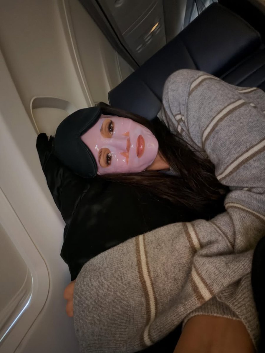 CLEITINHOVC321's tweet photo. february: a month filled with puppies, friends, smiles &amp; sheet masks. sponsor me already… 🤡 https://t.co/HCl3DBIBSr