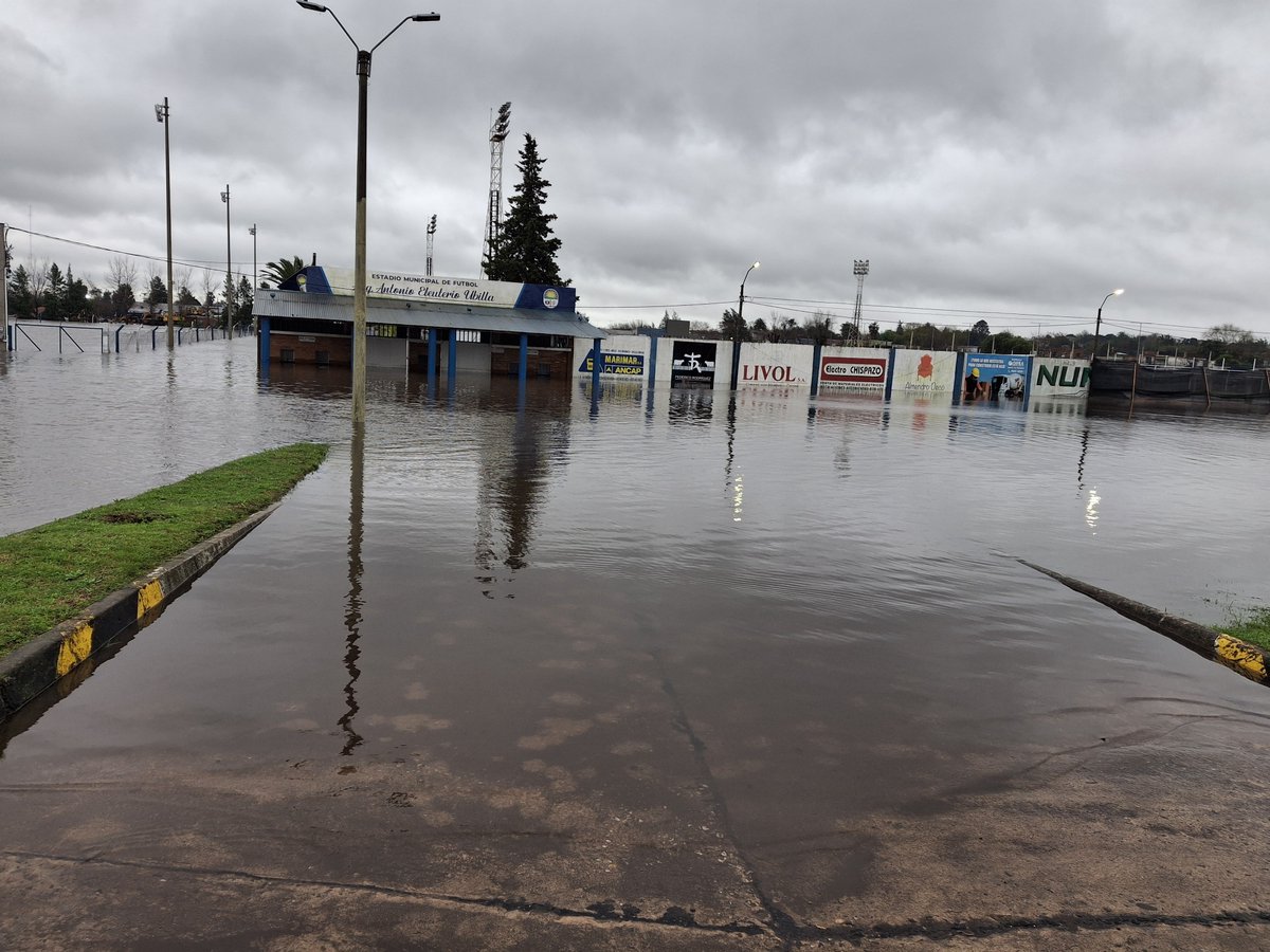 alebajov's tweet photo. El agua no da tregua en la ciudad de Melo. A éstas horas el estadio Arq. Antonio Eleuterio Ubilla se encuentra bajo agua en los accesos. 
Esperamos que baje considerablemente para el dia sábado dónde el equipo de Danielo Nuñez recibe a Defensor Sporting. https://t.co/uVS0IDytoT