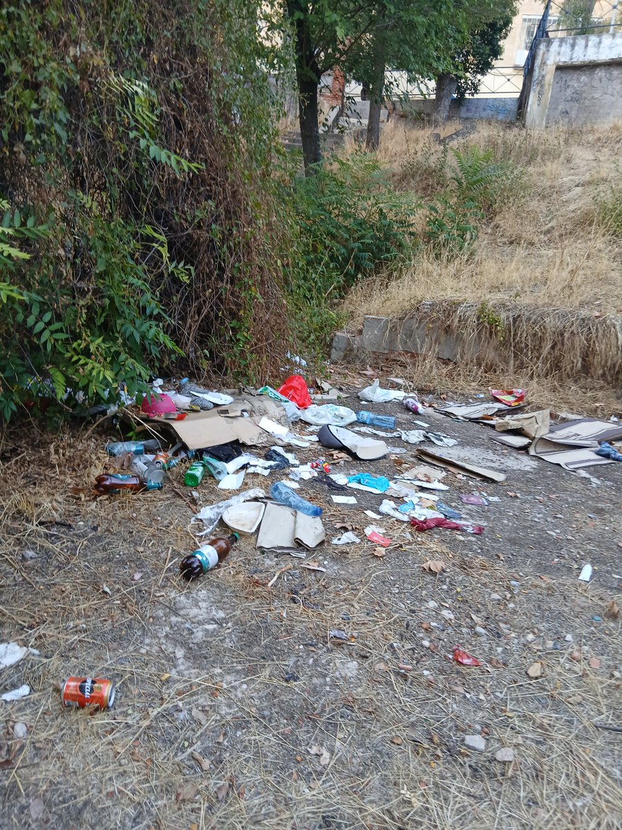 Guadalimpia's tweet photo. Creo que el inquilino del Parque San Francisco se ha mudado.  @SmartCityGu ¿Se puede retirar esto? Lo que podría ser este parque y lo que es. Una pena. Dejadez y basura por todos lados. Desde el más profundo desconocimiento ¿quien gestiona parques y jardines? ¿Valoriza también? https://t.co/yJePb8zcGR