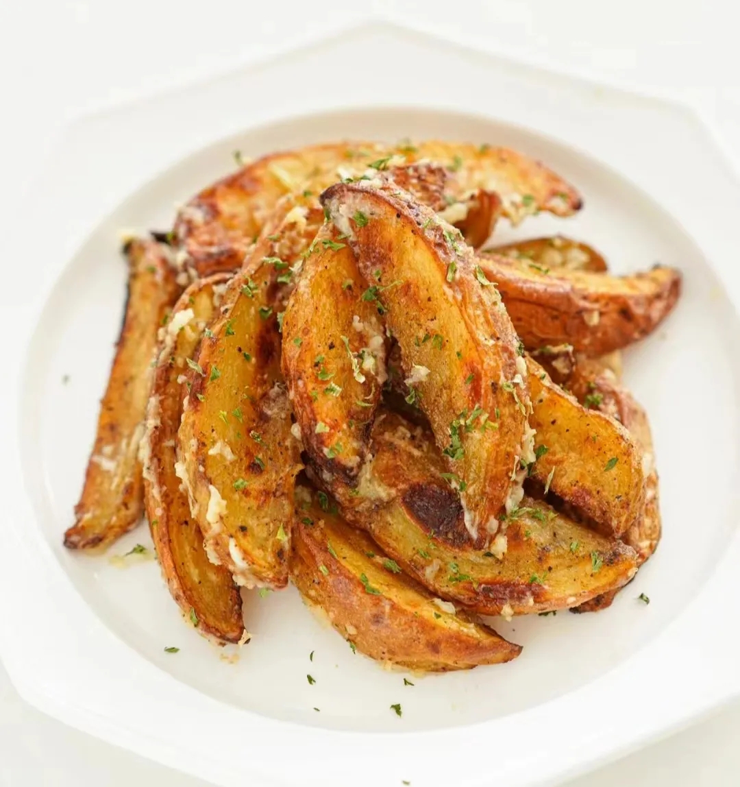 MylesBugar2e's tweet photo. Crispy air-fried potato wedges tossed with garlic and paprika—homemade comfort at its best, ready in 25 mins!， https://t.co/UO3kk4kgV2