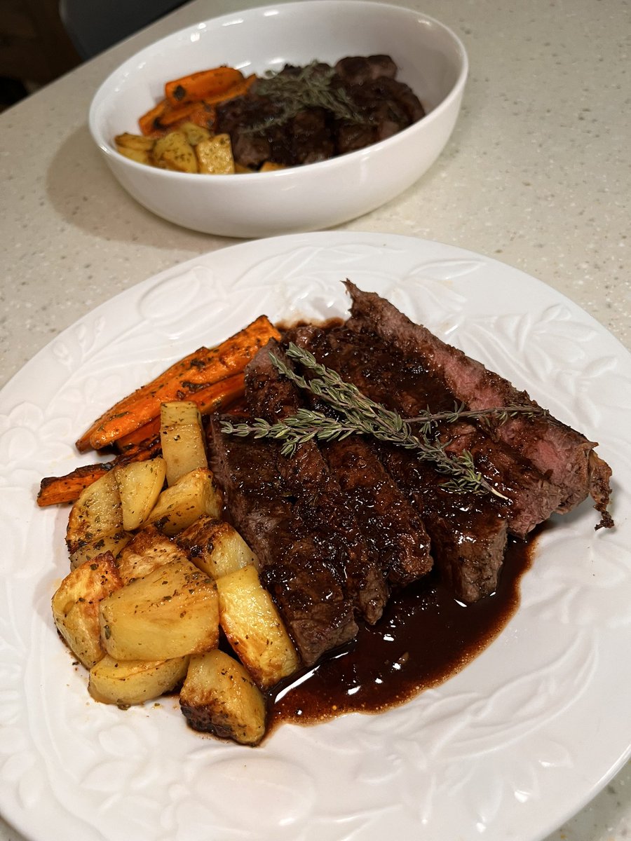 iAmTheTiffany_'s tweet photo. Steak in red wine sauce. 

The sauce >>> https://t.co/ZiYqZb4YyQ