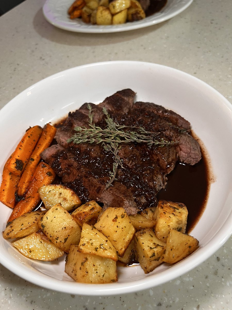 iAmTheTiffany_'s tweet photo. Steak in red wine sauce. 

The sauce >>> https://t.co/ZiYqZb4YyQ