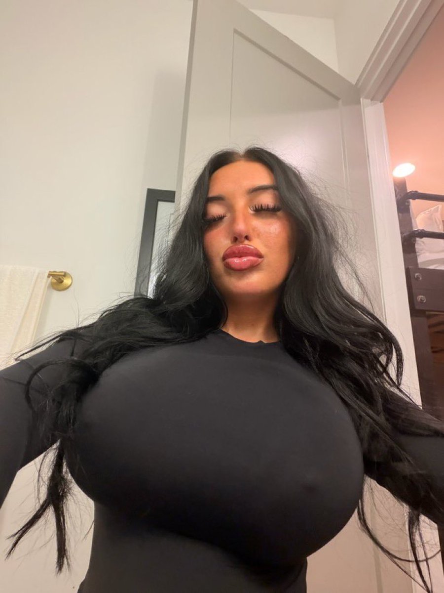 LuvNevvaeh's tweet photo. Skin tight https://t.co/9V6w0HntWJ