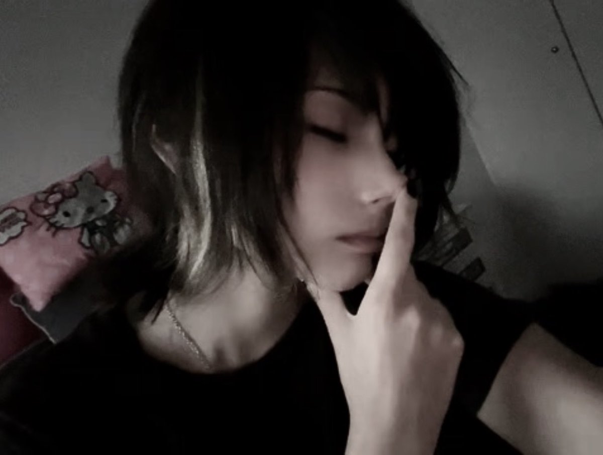 suicidalkasu's tweet photo. hola gays https://t.co/BYxhpPHfKE