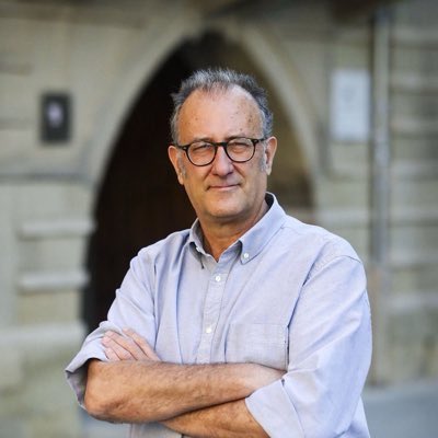 SergiMaranya's tweet photo. 🔴 ATENCIÓ 21.55 h: Xavier Antich (@XavierAntich) proclama una Diada Nacional «inclusiva» mentre decideix qui mereix formar part dels «grans consensos» del país.

👉🏻 El president d’Òmnium demana deixar-ne fora les posicions que, des del seu punt de vista, són «xenòfobes» i acusa «determinats sectors» de voler convertir «la catalanitat en una minoria nacional». Avui no ha citat Aliança Catalana en aquesta frase, però la posició d’Antich és prou coneguda: aquest mateix 2026 ha afirmat explícitament que «Aliança Catalana no forma part del catalanisme democràtic».

🤔 O sigui que aquest personatge, que va dir haver guanyat les eleccions d’Òmnium sense rival, al més pur estil franquista, és el president d’una entitat que aspira a representar transversalment el catalanisme i té els ous d’establir quines opcions considera legítimes i quines situa fora del seu consens.
Xavier Antich, vostè NO és ningú per repartir carnets de bon català. Va rebre 9.679 vots, un 0,12% del total de la població que viu a Catalunya. Per tant, baixi els seus fums i el seu ego. Si vol fer política, dediqui’s a la política i abandoni Òmnium, que li fa més mal que bé.