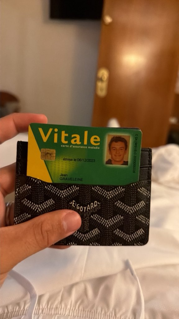 Zihane3107's tweet photo. Jean graveleine j’ai trouvé ton portefeuille tête de bite ça fait 20 ans on cherche à te contacter toi ou tes proche trouver à Lloret del mar. Continue je vide ta carte https://t.co/534sYYr6wu