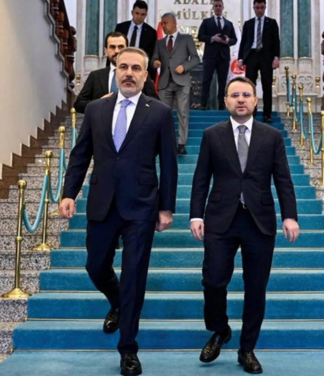 savunandavadami's tweet photo. Akın Gürleğin boyunu kafaya takmışlar ..
Neymiş kısaymış !
İşlevine bakın oğlum içinizden geçiyor mu geçmiyor mu
Haaaaa ayrıca 
Uzun da var Erdoğan 😂😂
Kalında var İbrahim 😂😂😂 https://t.co/m63hCKlShX