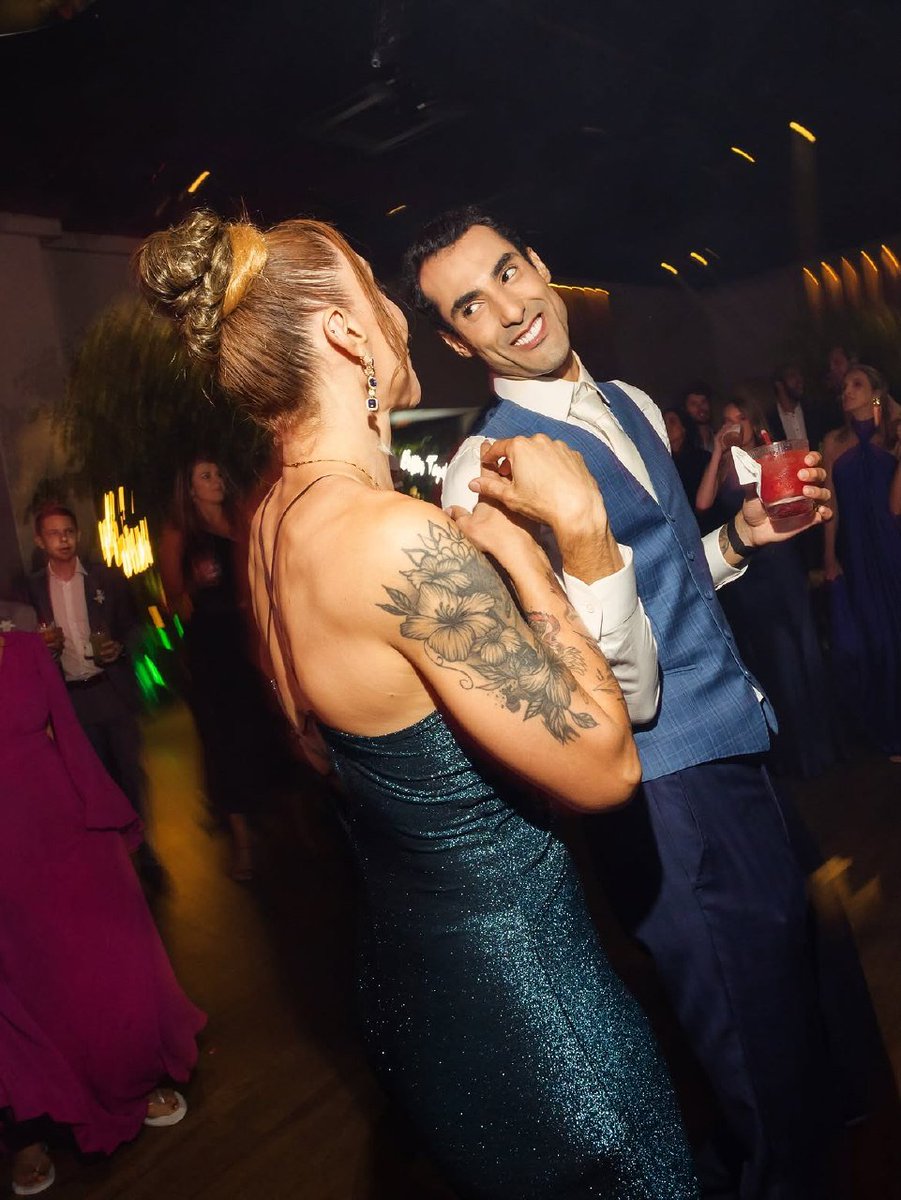 acervodeoz's tweet photo. O jogador Douglas Souza fez uma publicação em seu Instagram em apoio a Tifanny 🏳️‍⚧️

"Tifanny, minha amiga querida, que eu amo tanto, sinto muito por você estar passando por tudo isso.

O mundo anda cruel com a gente. E é difícil falar sobre a dor do outro quando a gente também está ferido.

Nos últimos tempos, tenho sentido de perto o peso dos ataques, da homofobia, da intolerância e de pessoas que parecem determinadas a questionar o nosso direito de simplesmente existir e ocupar os espaços que conquistamos.

Tentam nos diminuir. Tentam nos silenciar. Tentam fazer parecer que não pertencemos.

E dói.

Por isso, hoje eu quero falar principalmente com você, Tifanny: você não está sozinha.

Nada apaga a carreira linda que você construiu. Nada apaga tudo o que você representa, as pessoas que inspirou e o amor e a luz que levou por onde passou.

Existem muitas pessoas que te amam, te admiram e torcem por você. Eu sou uma delas.

Não permita que esse momento faça você acreditar que o esporte não precisa mais de você. Precisa, sim.

Talvez tentem tirar você de uma quadra, mas ninguém consegue apagar a sua história, a sua voz e tudo o que você abriu de caminho para quem veio depois.

Sua voz importa.
Sua história importa.
Você importa.

E enquanto tentarem nos excluir, a gente vai continuar fazendo aquilo que sempre fizemos: existir, resistir e ocupar.

Te amo, minha amiga. Estou com você. ❤️"