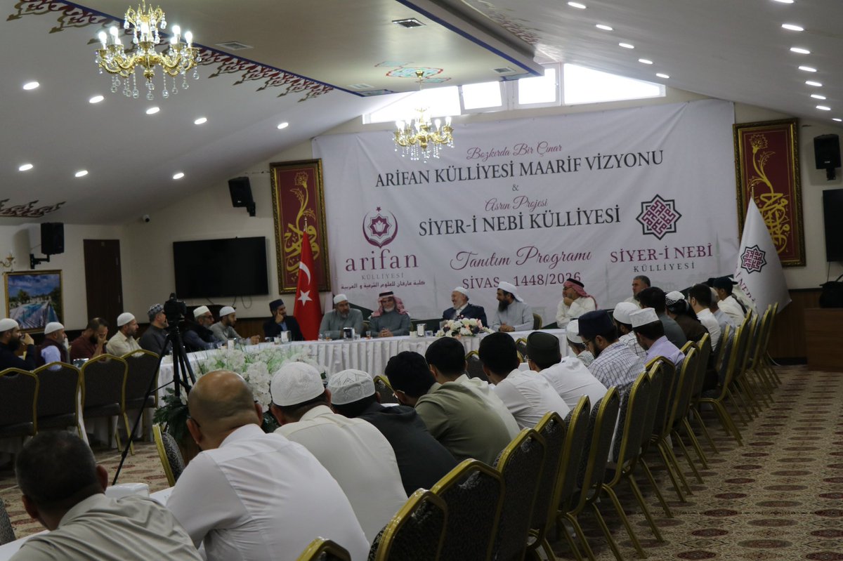 ofmuderrisoglu's tweet photo. Arifan Külliyesinde Bağdat’dan, Musul’dan, Felluce’den, Erbil’den daha nice şehirlerden gelen 60 kadar Iraklı alimle ümmetin birliği, terörsüz bölge noktasında ulemanın manevi ve ilmi sorulukları, islam beldelerinde kardeşliğin tesisi, mezhep kavgasından uzak olmanın bölgenin bu günü ve geleceği adına önemi, meşrep tefrikalarından beri olmanın zarureti konuları etrafında çok verimli bir istişare meclisinin birinci oturumunu icra ettik. 

Alimlerin vazifesi cemiyette fertlerin ve toplulukların arasını ıslahtır, birleştirmektir. 

Alimler cemiyeti iman bağları ile birbirine bağlayarak bölgelerimizde ve hususen İslam beldelerinde güvenin ve emniyetin tesisinde öncelik etmekle sorumludurlar.