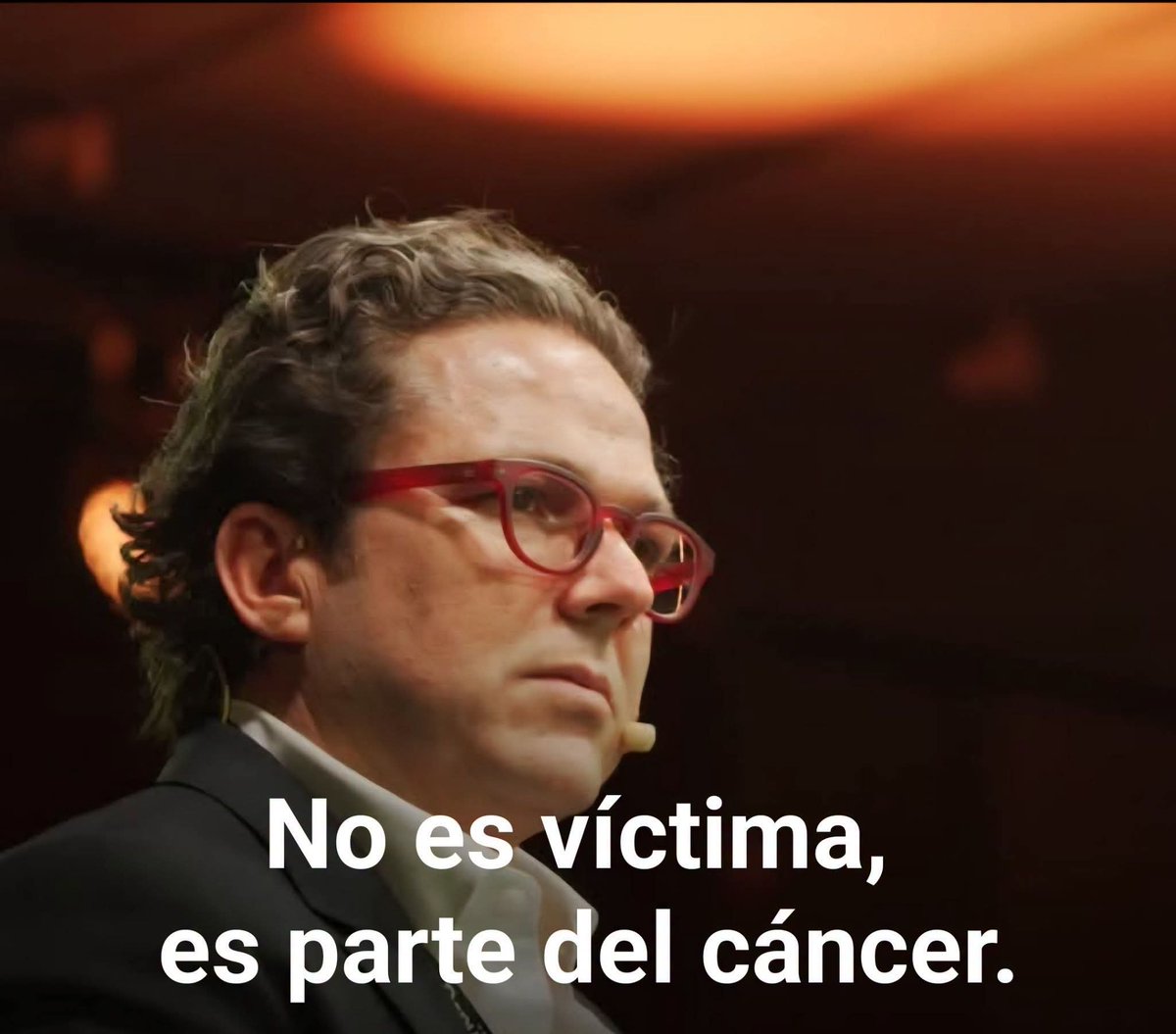 LarRRytO's tweet photo. ¿Ahora resulta que todos quieren matar a Rodrigo Arenas? 🤔

Antes de convertir a alguien en víctima política, vale la pena recordar su historia.

Rodrigo Arenas no es precisamente un recién llegado a la política guatemalteca. La propia CICIG documentó su participación como intermediario en la operación de financiamiento de la campaña de FCN-Nación que llevó a Jimmy Morales a la Presidencia. Después de la elección, Arenas y Andrés Botrán incluso formaron parte del equipo que participó en la selección del primer gabinete de Morales.

También está documentado que Arenas fue ligado a proceso por financiamiento electoral ilícito y que el MP y la CICIG señalaron que el gasto para fiscales electorales ascendió a Q7.1 millones, mientras FCN-Nación reportó una cantidad muchísimo menor al TSE.

Y aquí viene la pregunta incómoda: ¿por qué quienes hoy se presentan como grandes defensores de la democracia nunca fueron igual de críticos con los gobiernos de Jimmy Morales y Alejandro Giammattei?

Arenas se presenta públicamente como “republicano, demócrata y amante de la justicia”.

Entonces la pregunta es sencilla: ¿dónde estaba esa búsqueda de la verdad cuando gobernaban aquellos con quienes tuvo vínculos políticos y empresariales?

No se trata de defender que nadie sea atacado ni de justificar amenazas contra nadie. Se trata de exigir memoria y coherencia porque en Guatemala el problema no es solamente quién está hoy en el poder, el problema también es recordar quiénes financiaron, apoyaron y ayudaron a construir el sistema político que durante años permitió que la corrupción y la impunidad echaran raíces.

La memoria también es una forma de justicia.
