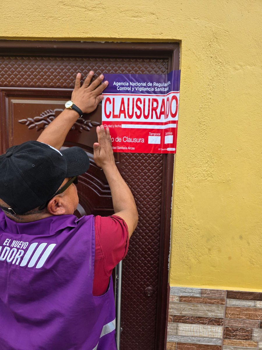 Arcsa_Ec's tweet photo. Clausuramos una fábrica clandestina de embutidos en el sector de Monte Sinaí, en #Guayaquil, debido a graves irregularidades sanitarias, como falta de higiene, mala manipulación de alimentos y presencia de plagas.

Boletín en ➡️ https://t.co/lS6kvXKQoI 👈🏽

#ArcsaControla ✅ https://t.co/WcHoARs1Ns
