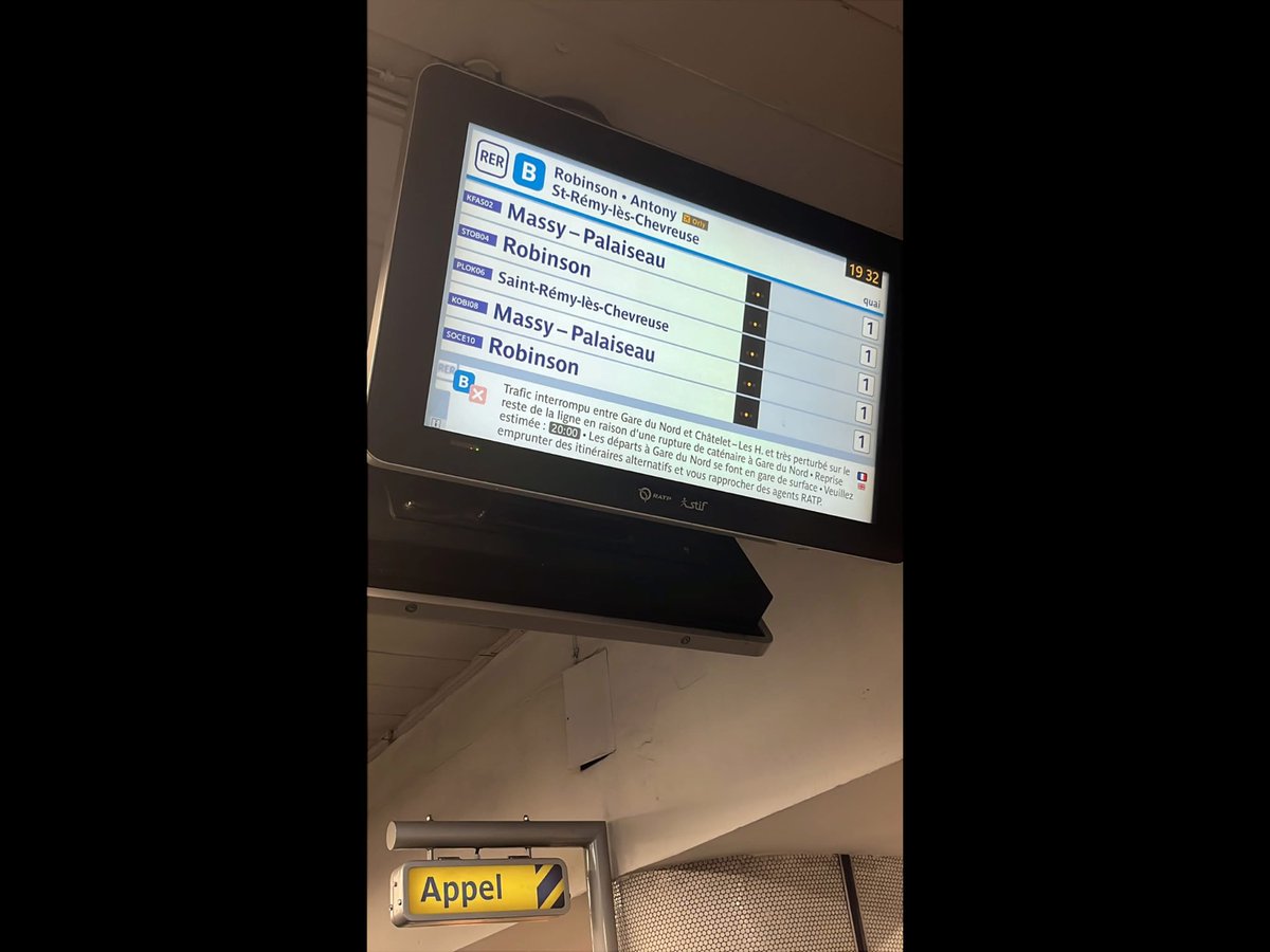 Sam_enerve_'s tweet photo. @Karimghanem @RERB @IDFmobilites Denfert ce soir, la galère continue et pas un euro de moins sur le pass navigo!!! 
Y en a marre https://t.co/FDS6mWVH60