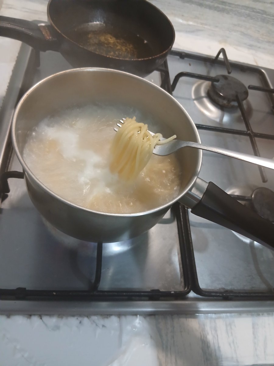 thv_park95's tweet photo. SI viviera sola sobreviviria un año comiendo solo pasta https://t.co/8wkAL5Cuh4
