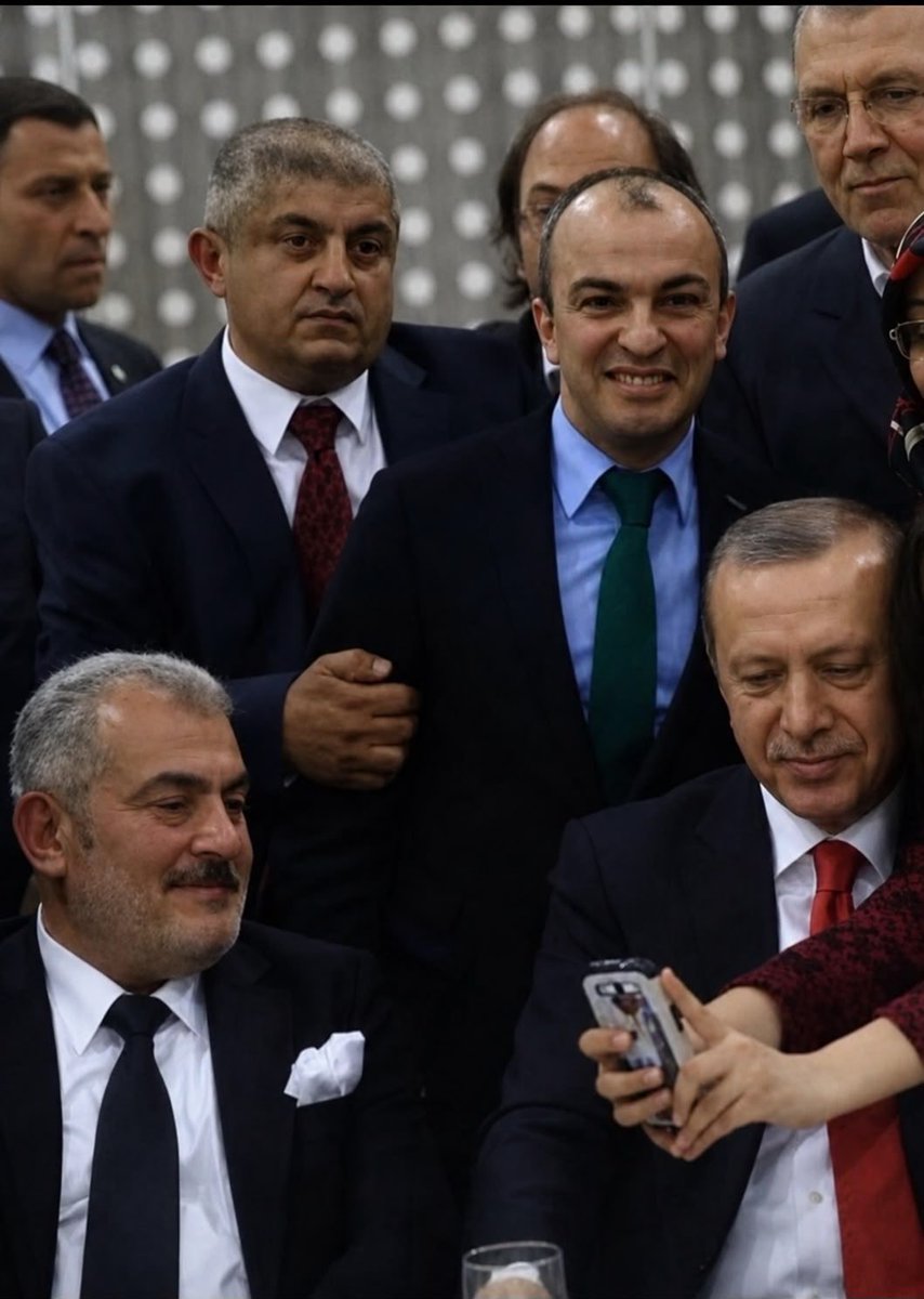 aselcukyasar's tweet photo. Mehmet Avcı (Cumhurbaşkanımızla birlikte oturan ceketinde beyaz mendili olan) abimiz geçtiğimiz Cuma günü rahmeti Rahmana kavuştu.
Çok güzel unutulmaz anilarimiz oldu
Onlardan bir tanesi oğlu - arkadaşım Kemal’in düğünü 
Mehmet abi arkasından hoş bir sada ve güzel bir aile bıraktı
Allah rahmet eylesin
Hakkımız helal olsun🌹