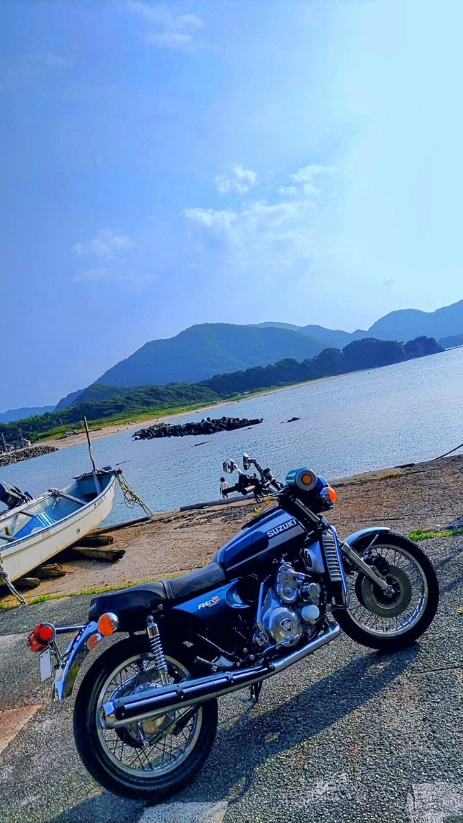 Aspi_RE5's tweet photo. 涼しさ混ざるとちょっと切なくなる夏の光✨️
#バイクと港が背景のかっこいい画像を貼ってね
#バイクの日
#バイクのある風景
#スズキRE5 https://t.co/W7VygAgfIR