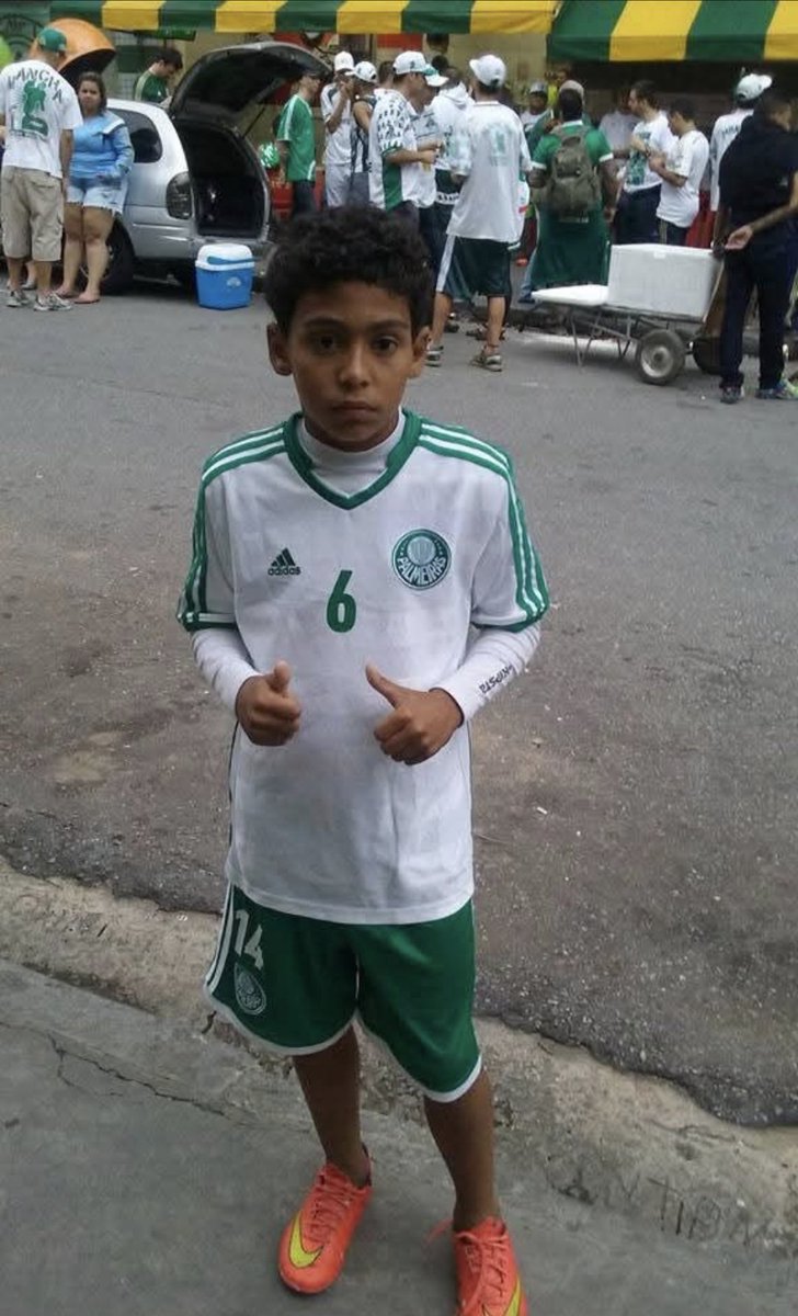 Johnjnrk's tweet photo. @caiiomt O menino sempre foi Palmeiras, olhe as fotos junto com a torcida quando criança, na comunidade onde nasceu vendendo brigadeiro com shorts do Palmeiras. Erros ele teve, mas agora é desnecessária essa marcação com o menino que nem está mais no clube https://t.co/2bR79HcwBp