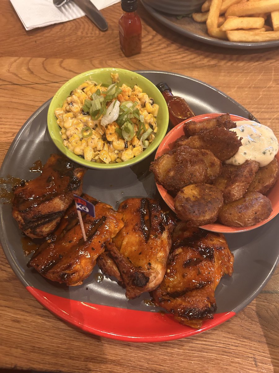 ptvmomo's tweet photo. @tiramingisu so we are all at nando’s rn https://t.co/2RQhoFQM6m