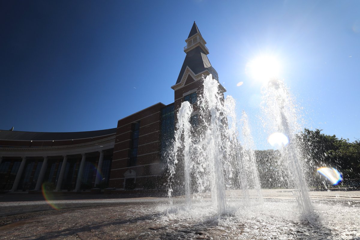 Baylor's tweet photo. The forecast this week is no joke. It's hot -- really hot. ☀️🌞☀️
Especially during #Move2BU, keep that water bottle close. Hydrate early and often; don’t wait until you feel thirsty.
Step out of the sun, take breaks, and listen to your body. Stay safe, Bears. 💚💛 https://t.co/rRo29udzxC