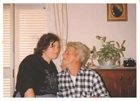 capitanzio's tweet photo. Buon onomastico mamma, papà ti ha raggiunto per poter festeggiare con te e con gli angeli!

Mi mancate tantissimo...vi amo con tutto me stesso!
#mom
#dad https://t.co/pHHvJSaVZA