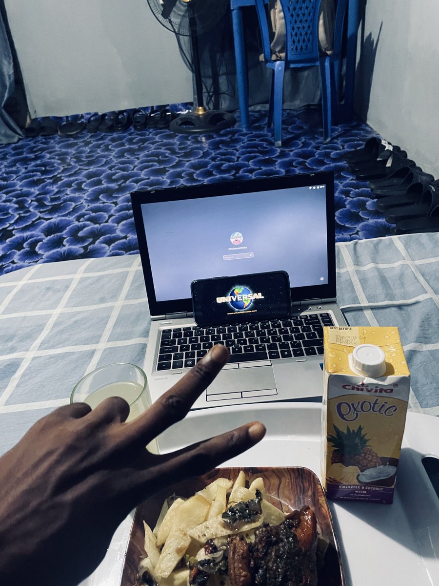 waggydey4you's tweet photo. Movie night 🌚🍿 🎥 https://t.co/jF1e0E52Z3
