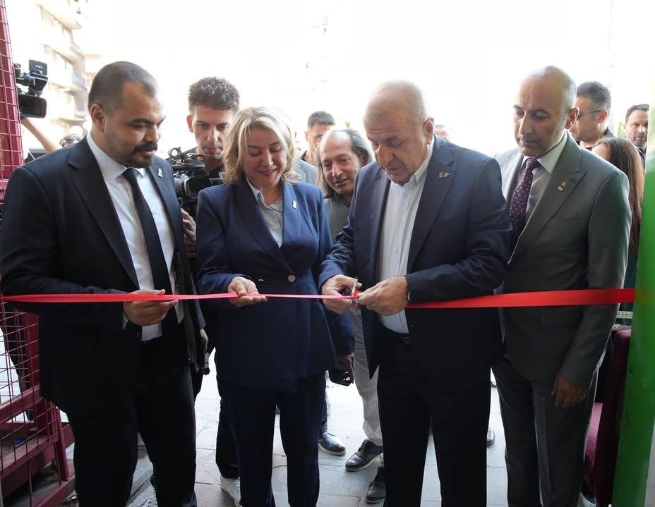 ZaferPartisi06's tweet photo. Genel Başkanımız Prof. Dr. Sn. Ümit Özdağ’ın katılımlarıyla Altındağ ilçemizde kapsamlı bir program gerçekleştirilmiştir.

Programımız, Altındağ İlçe Başkanlığımızın yeni hizmet yerinin açılışıyla başlamış, ardından Ulus Hali ve Suluhan Çarşısı’nda esnafımız ve vatandaşlarımızla bir araya gelinmiştir. Esnaf Kefalet Odası ziyareti sonrasında Ankara Kalesi ve Hamamönü’nde hemşehrilerimizle buluşularak talep ve sorunları dinlenmiş, ülke ve Ankara gündemi üzerine istişarelerde bulunulmuştur.

Programa Kadın, Çocuk ve Aile Politikaları Başkanımız Sn. Suzan Küçüksaraç, Genel Başkan Başdanışmanlarımız Sn. Reşat Erdoğan ve Sn. Çınar Coşkunserçe, GİK Üyemiz Sn. Muharrem Özçelik, İl Başkanımız Av. Sn. H. Alperen Akbaş, İl Sekreter Yardımcımız Sn. Aytuğ Çelikdönmez, Kadın, Çocuk ve Aile İl Başkanı Sn. Esma Alev Akyüz, İl Başkan Yardımcılarımız Sn. Ömer Ulusoy, Sn. Muhsin Çağrı Öztan, Sn. Mehmet Onur Karadayı ve Sn. Bestami Yanmaz , İl Yöneticilerimiz Sn. Salih Karaşahinoğlu ve Sn. Nazmi Kılıç, Altındağ İlçe Başkanımız Sn. Erden Sabri Öztürk ve ilçe yönetimimiz katılım sağlamıştır.

Altındağ İlçe Başkanlığımızın yeni hizmet yerinin partimize, teşkilatımıza ve Altındağ’a hayırlı olmasını diliyor, gün boyunca bizleri samimiyetle karşılayan esnafımıza ve Altındağlı hemşehrilerimize teşekkür ediyoruz.

@umitozdag
@suzankucuksarac
@avalperenakbas
@zaferpartisialtindag