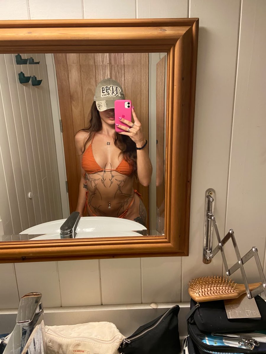 RavenDeadrose's tweet photo. orange is the new black? lol https://t.co/vAn7mt1hw0
