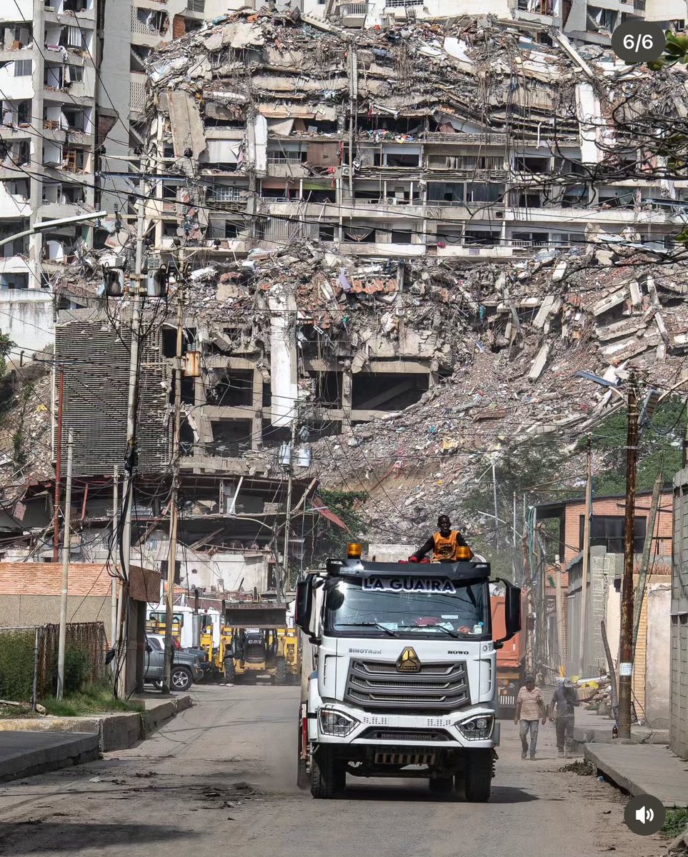 MartaEscalona65's tweet photo. Todo se derrumbó, menos la bondad y la resiliencia de nuestra gente. Esto sigue doliendo 😢 #LaGuaira nos sigue necesitando #Terremoto #Venezuela https://t.co/UME4Kh8EjW