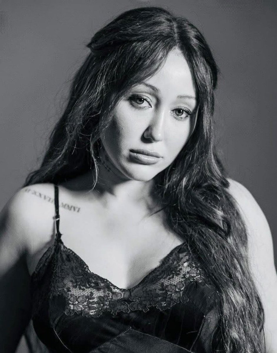 NoahCyrus_PT's tweet photo. Noah Cyrus most streamed songs on Spotify joining remixes (@Spotify Update):

July —  1.7B
Again — 916M
All Falls Down — 640M 
Make Me Cry — 408M
Lonely — 220M
Dear August —109M
Stay Together — 95M
Team — 60M
I Burned LA Down — 47M
My Way — 43M https://t.co/nXaQA0Y5Z3
