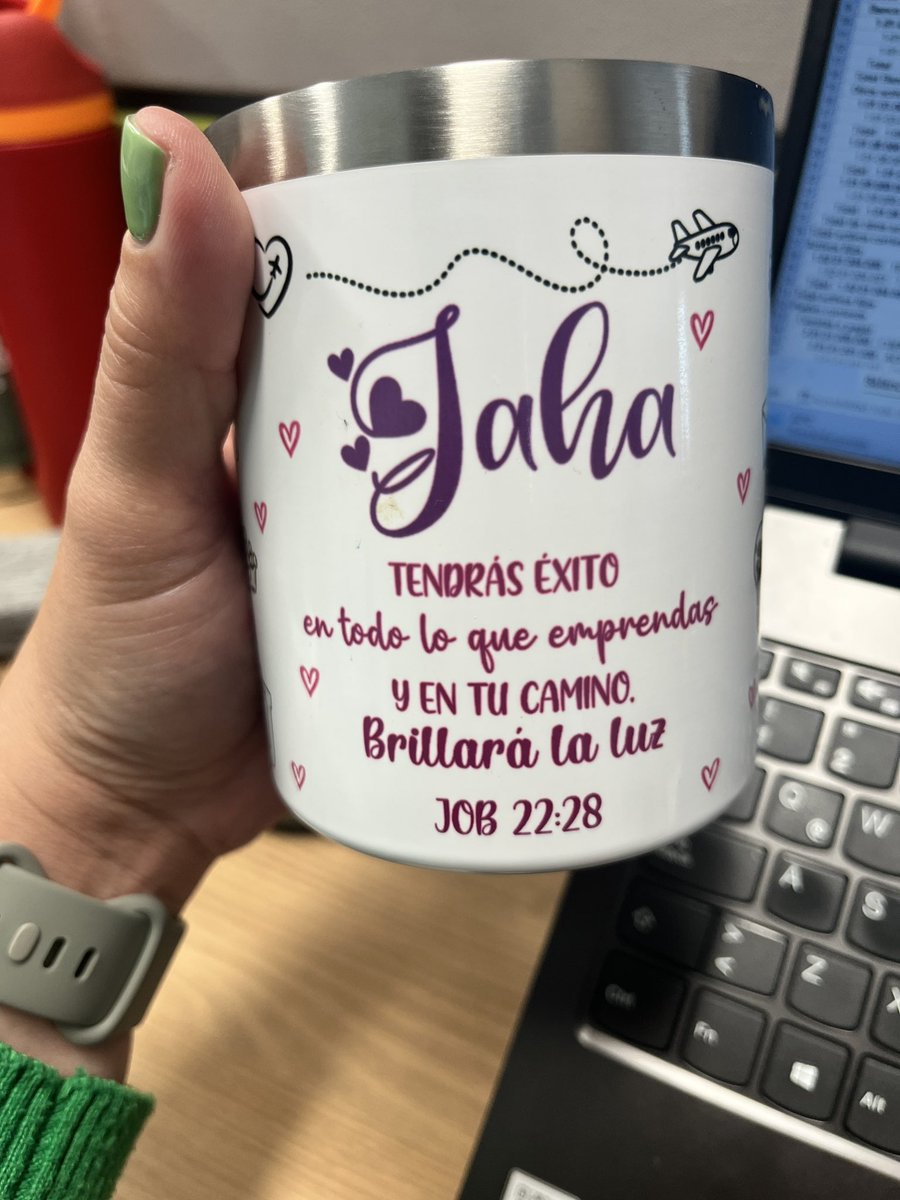 JMarChe_Na's tweet photo. Creer en las señales divinas: el día que oficialmente se firmó el contrato de nuestra casa, me dieron esto, yo solo quiero creer que Dios es amor infinito ❤️
PD: la taza es Jaha por todo lado 😂 https://t.co/3ydz1ktYvJ