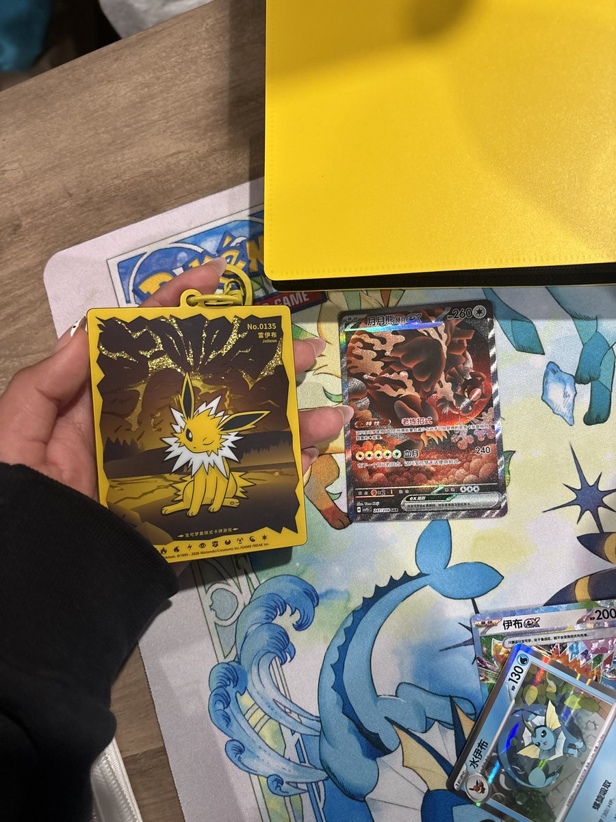 XPokeVerseBK's tweet photo. This Terastal Gathering Blind box did me so dirty because I wanted ANY eeveelution but Jolteon… at least I got a SAR😂 https://t.co/b2xFnFlREZ