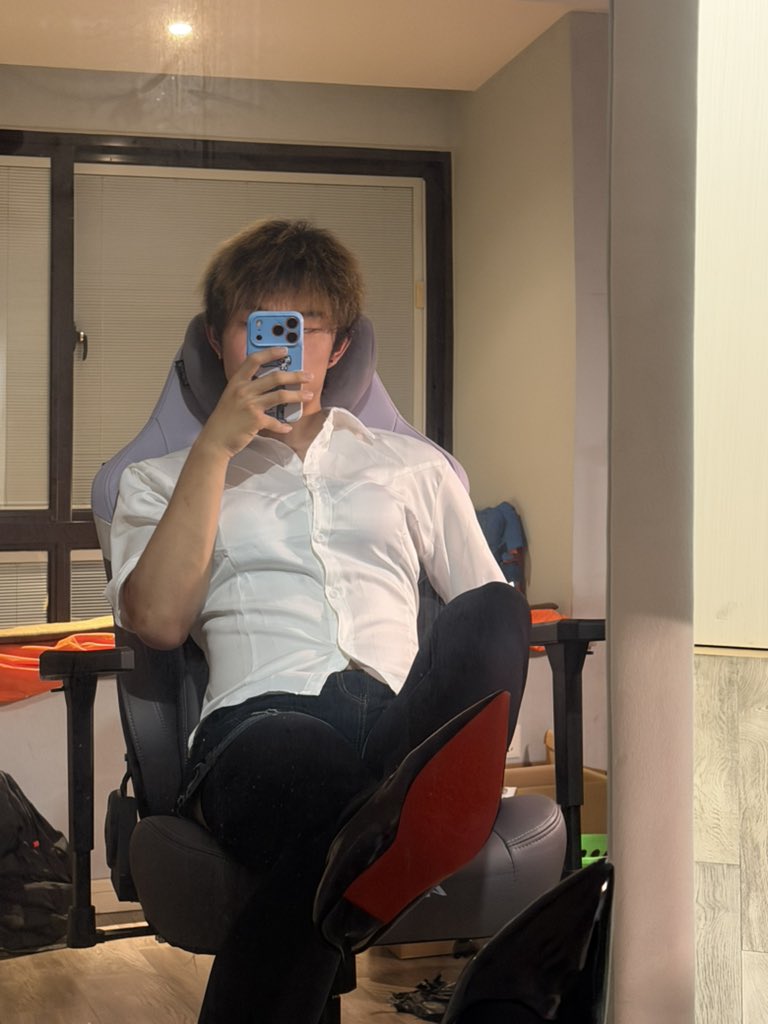 BZM8373's tweet photo. 哈哈刚到的👠好重的味啊😈#男娘 #雌堕 https://t.co/ALvnUM1B6W